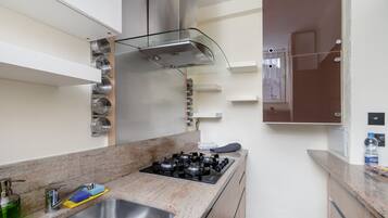 Geladeira, micro-ondas, fogão, cooktop