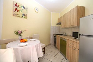 Réfrigérateur, four à micro-ondes, un four, surface de cuisson
