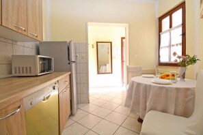 Køleskab, mikrobølgeovn, ovn, kogeplade