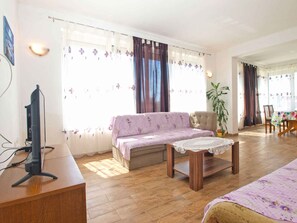 2 bedrooms, iron/ironing board, Internet