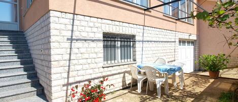 屋外ダイニングエリア