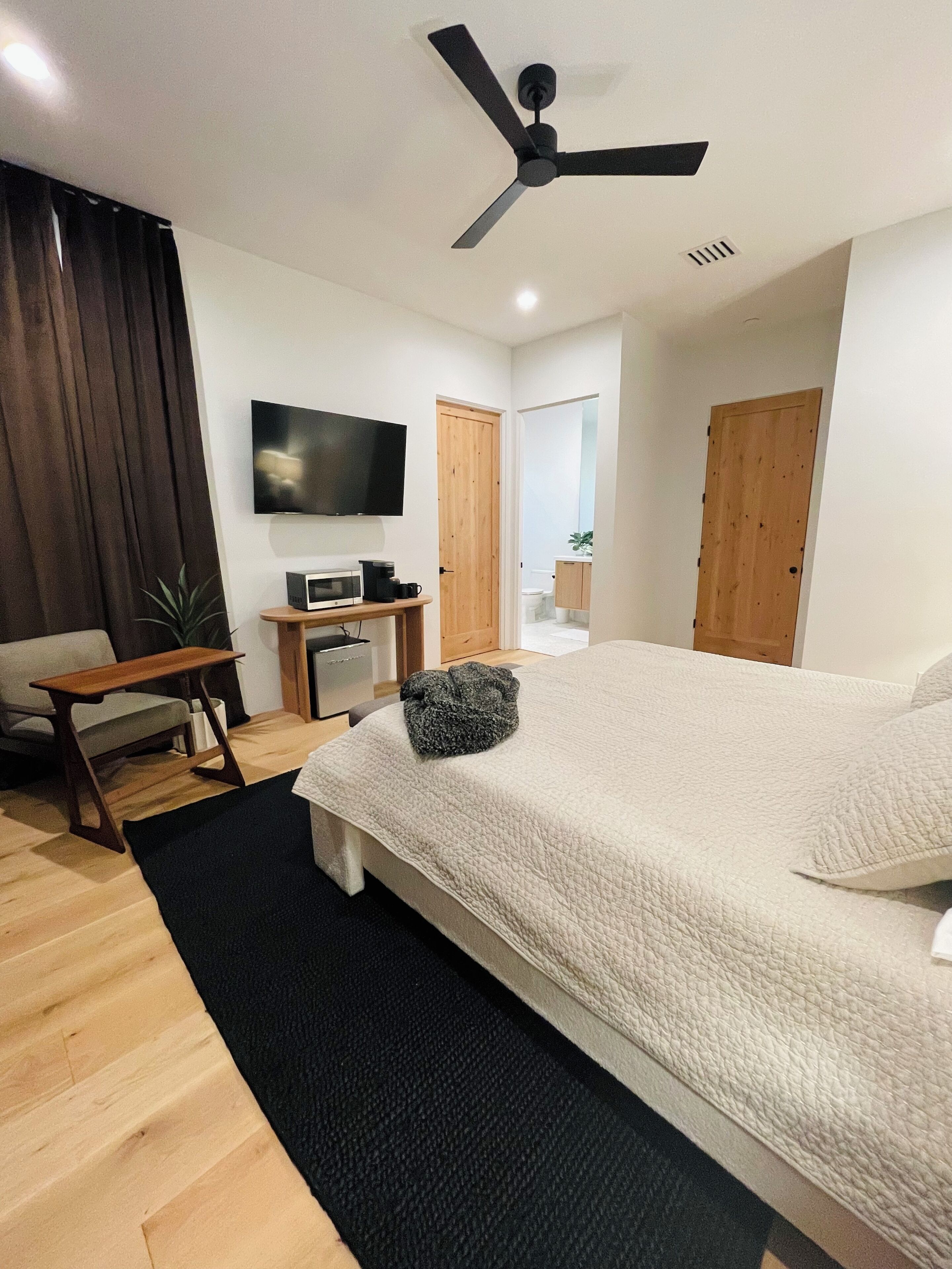 1 bedroom, desk, travel cot, free WiFi