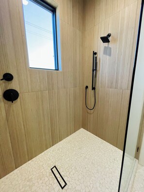 Douche, sèche-cheveux, serviettes fournies, savon