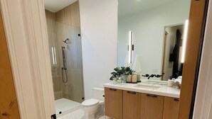 تجهيزات دش، مجففات شعر، مناشف، صابون