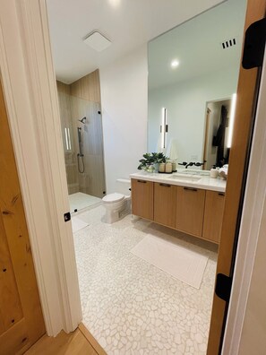 Douche, sèche-cheveux, serviettes fournies, savon