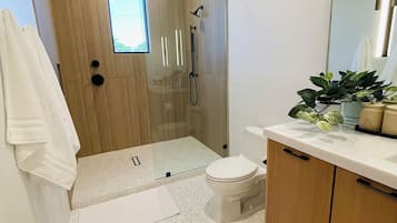 Douche, sĂšche-cheveux, serviettes fournies, savon