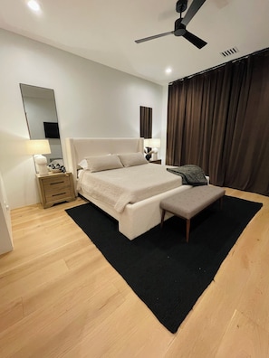 1 bedroom, desk, travel crib, free WiFi - Luxurious King Suite in Gilbert. Private Entrance! (Gilbert)