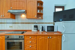 Fridge, microwave, oven, stovetop - Holiday apartment with air conditioning (Poreč)