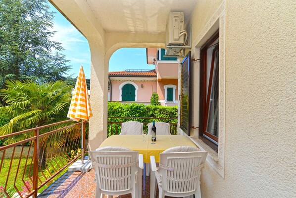 Outdoor dining - Holiday apartment with air conditioning (Poreč)