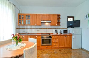 Fridge, microwave, oven, stovetop - Holiday apartment with air conditioning (Poreč)
