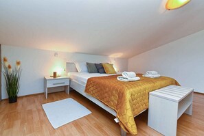 6 bedrooms, iron/ironing board