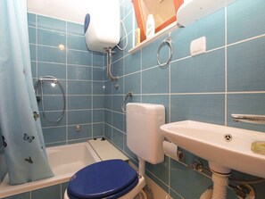 Shower - Studio with sea view and air conditioning (Peroj)