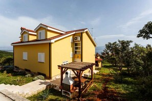 Exterior - Holiday apartment with wonderful sea views (Vrbnik)