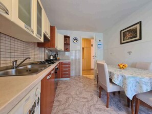 Oven, stovetop, dishwasher, coffee/tea maker - Holiday apartment with air conditioning (Fažana)