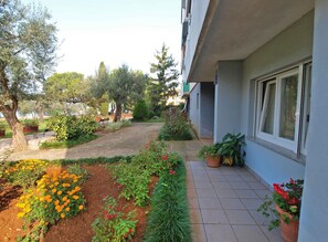 Property grounds - Holiday apartment with air conditioning (Fažana)