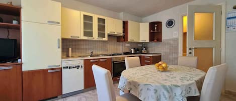 Horno, placa de cocina, lavavajillas y utensilios de cocina