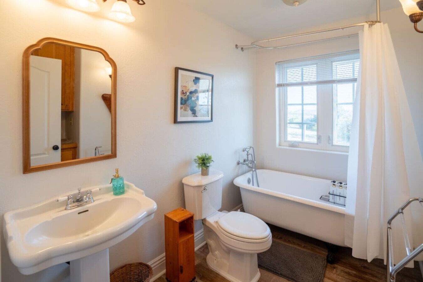 Une salle de bain avec un lavabo, des toilettes et une baignoire.