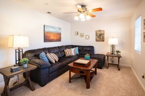 Smart-TV, Kamin, Tischfußball, Tischtennisplatte