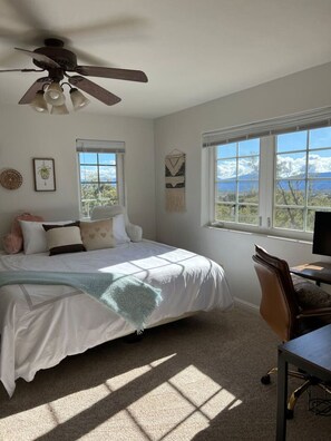 3 slaapkamers, een bureau, een strijkplank/strijkijzer, reisbedje