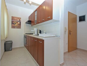 Refrigerador, horno, placa de cocina, utensilios de cocina