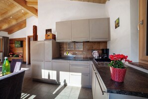 Réfrigérateur, micro-ondes, plaque de cuisson, lave-vaisselle