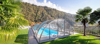 Chalet 'Rose' met uitzicht op de bergen, gedeeld zwembad en Wi-Fi