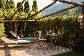 Outdoor dining - Chalet Hortensie: Romantisches Chalet mit Garten und Weinlaube (Rifiano)