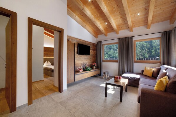 Living area - Chalet 'Hortensie' with Mountain View, Shared Pool and Wi-Fi (Rifiano)
