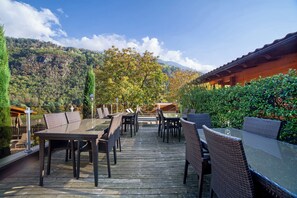 Outdoor dining - Chalet 'Hortensie' with Mountain View, Shared Pool and Wi-Fi (Rifiano)