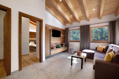 Chalet Azalee: Large Terrace & Sleeping Pods, Pool & Hot Tub for All Guests