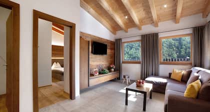 Chalet Azalee: Large Terrace & Sleeping Pods, Pool & Hot Tub for All Guests