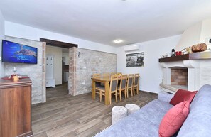 TV, fireplace - Villa with outpool (Orbanići)