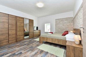 2 bedrooms, iron/ironing board, travel cot, Internet