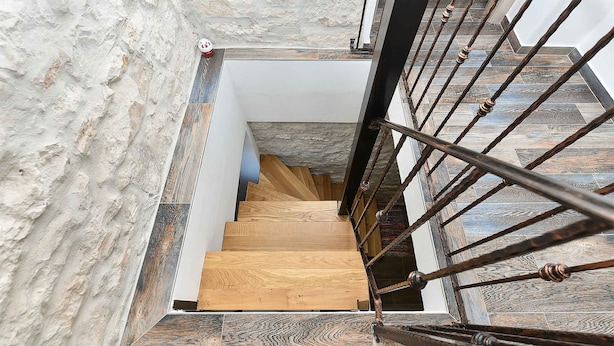 A staircase with wooden steps and metal railings. - Villa with terrace for 2 people (Orbanići)