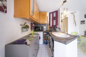 Réfrigérateur, four à micro-ondes, un four, surface de cuisson
