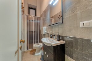 Douche, sèche-cheveux, serviettes fournies