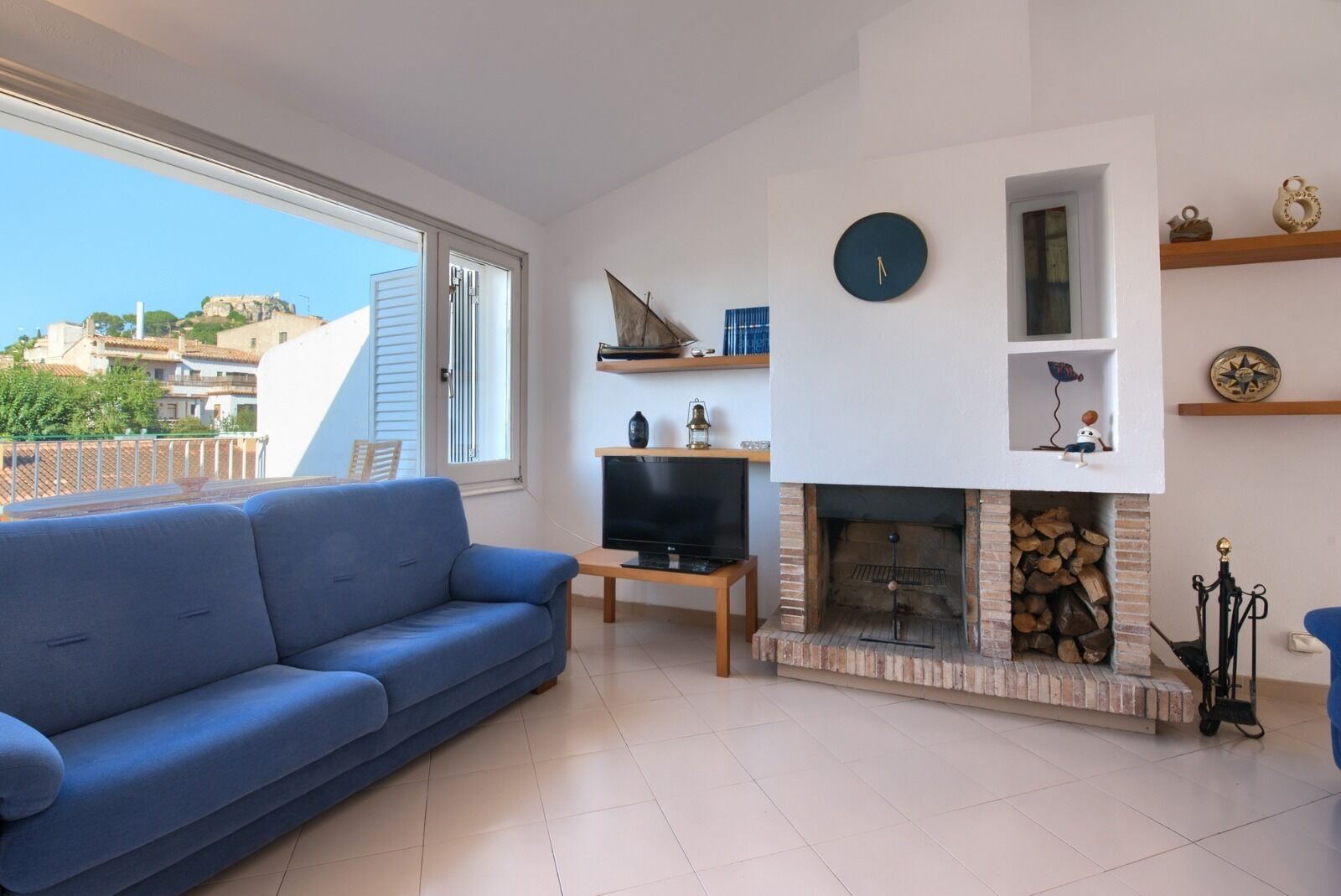 Televisie en een open haard