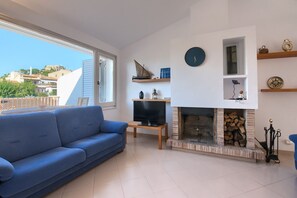 Una televisión, una chimenea