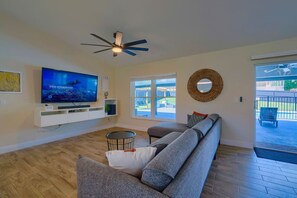 Televisie, een tafeltennistafel en een stereo