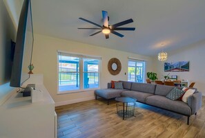 Televisie, een tafeltennistafel en een stereo