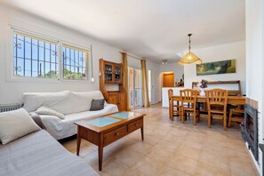 TV - Holiday Home 'Villa Alpamar' with Private Pool, Wi-Fi and Air Conditioning (L'Atmella de mar)