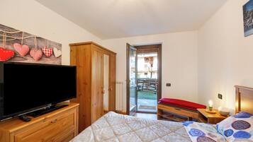 1 bedroom, free WiFi, bed sheets