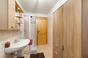 Douche, sèche-cheveux, serviettes fournies