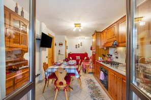 Fridge, stovetop, dishwasher, coffee/tea maker