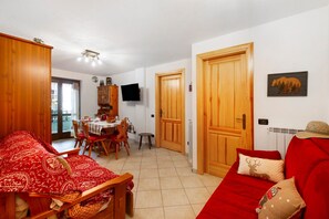 TV - Holiday Home 'Gioiello Col De Joux' with Mountain View, Private Garden and Wi-Fi (saint vincent)