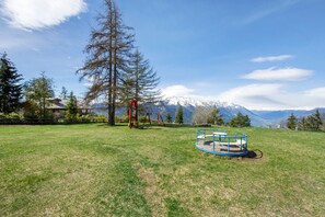 Children’s area - Holiday Home 'Gioiello Col De Joux' with Mountain View, Private Garden and Wi-Fi (saint vincent)