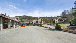 Un bâtiment sur lequel on peut lire l’inscription « Ristorante Bar », avec une piscine en arrière-plan.