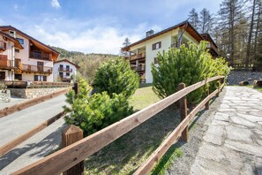 Property grounds - Holiday Home 'Gioiello Col De Joux' with Mountain View, Private Garden and Wi-Fi (saint vincent)