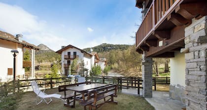 Casa de vacaciones 'Gioiello Col De Joux' con vistas a la montaña, jardín privado y Wi-Fi