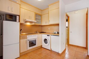 Refrigerador, microondas, parrilla de estufa y lavavajillas 